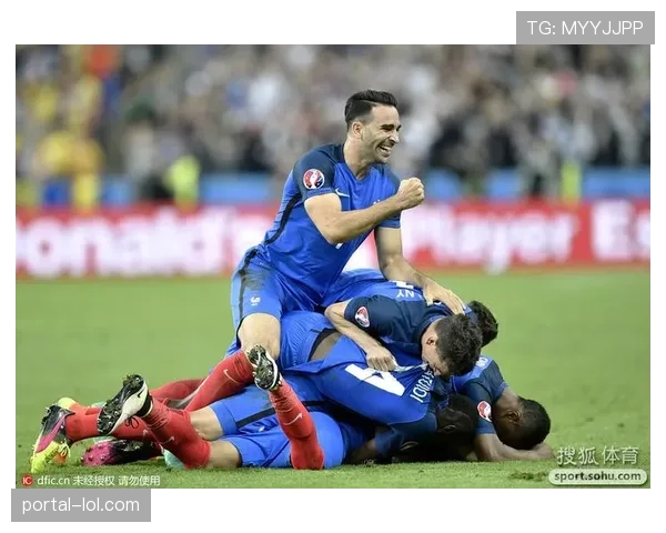 科斯托拉斯补时倒钩破门,布莱顿球员叠罗汉庆祝绝平